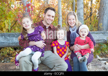 Una simpatica famiglia di cinque sorriso mentre posa durante una famiglia photo shoot in Kalispell, Montana. Foto Stock