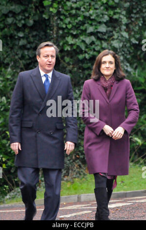 Belfast, Irlanda del Nord, Regno Unito. 11 dicembre, 2014. Il Primo Ministro David Cameron arriva con l'Irlanda del Nord il Segretario Theresa Villiers a Belfast per cruciale cross-party talks per tentare di spezzare la situazione di stallo entro la struttura Stormont Assembly. Si ritiene che se un accordo non può essere soddisfatta che il gruppo di Stormont crollerà. Credito: Stephen Barnes/Alamy Live News Foto Stock