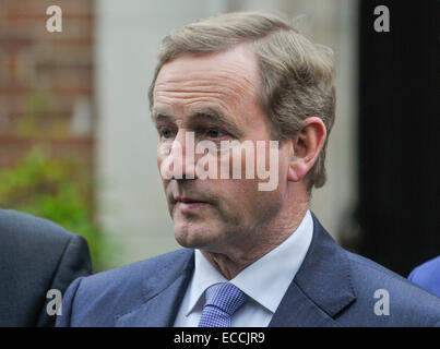 Belfast, Irlanda del Nord, Regno Unito. 11 dicembre, 2014. Taoiseach Enda Kenny dà una breve dichiarazione ai media come egli arriva a Belfast per cruciale cross-party talks per tentare di spezzare la situazione di stallo entro la struttura Stormont Assembly. Si ritiene che se un accordo non può essere soddisfatta che il gruppo di Stormont crollerà. Credito: Stephen Barnes/Alamy Live News Foto Stock