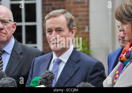 Belfast, Irlanda del Nord, Regno Unito. 11 dicembre, 2014. Il Primo Ministro David Cameron & Taoiseach Enda Kenny arrivare a Belfast per cruciale cross-party talks per tentare di spezzare la situazione di stallo entro la struttura Stormont Assembly. Si ritiene che se un accordo non può essere soddisfatta che il gruppo di Stormont crollerà. Credito: Stephen Barnes/Alamy Live News Foto Stock