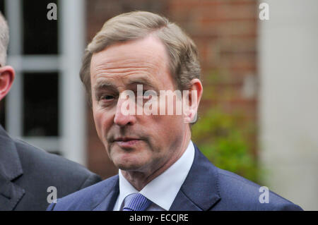 Belfast, Irlanda del Nord, Regno Unito. 11 dicembre, 2014. Taoiseach Enda Kenny dà una breve dichiarazione ai media come egli arriva a Belfast per cruciale cross-party talks per tentare di spezzare la situazione di stallo entro la struttura Stormont Assembly. Si ritiene che se un accordo non può essere soddisfatta che il gruppo di Stormont crollerà. Credito: Stephen Barnes/Alamy Live News Foto Stock