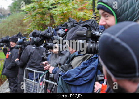 Belfast, Irlanda del Nord, Regno Unito. 11 dicembre, 2014. La televisione camermen e fotografi di attendere l'arrivo di David Cameron e Enda Kenny Credit: stephen Barnes/Alamy Live News Foto Stock