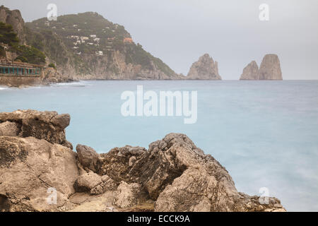 Faraglioni da Marina Piccola, Capri, Campania, Italia Foto Stock