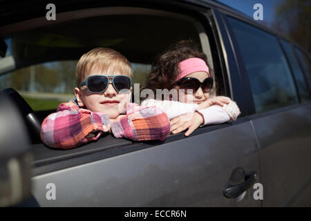 Ragazzo e una ragazza padri di guida auto Foto Stock