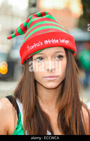 Londra, UK, 11 Dicembre 2014 : 'Santa' Steven Ugoalah e PETA 'Elfi' in grado di consegnare un messaggio ad Harvey Nichols Department Store "è stato molto naughty per la vendita di prodotti in pelliccia' di Londra. Credito: Vedere Li/Alamy Live News Foto Stock