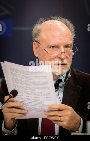 Francis Wurtz, politico francese membro del Partito Comunista Francese (PCF) mantiene la conferenza stampa al Parlamento Europeo con sede a Bruxelles, in Belgio, il 11.12.2014 la pace internazionale e la riconciliazione iniziativa ha rilasciato la relazione sulla Turkey-Kurds Processo di pace da Wiktor Dabkowski Foto Stock