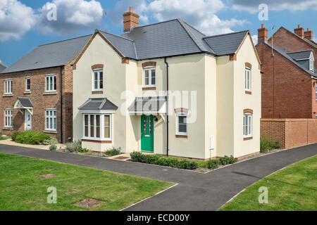 Un moderno tipico sviluppatore suburbana costruita casa su uno sviluppo nel nord di Swindon, Wiltshire, Regno Unito su una soleggiata giornata estiva Foto Stock
