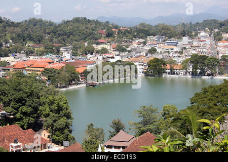 Vista del Lago Kandy e città da Arthur' Seat, Sri Lanka Foto Stock