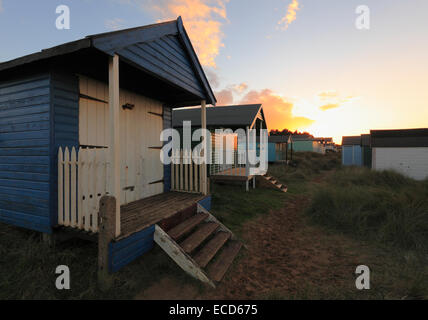 Capanne sulla spiaggia al tramonto a Old Hunstanton sulla costa di Norfolk. Foto Stock