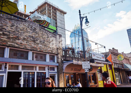 Vista della sesta strada, Austin, Texas, Stati Uniti d'America con il gelo torre della Banca in background. Foto Stock
