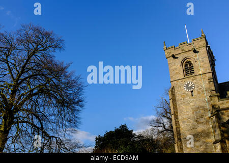 St Leonards chiesa nel Ribble Valley Village di Downham nel Lancashire. Foto Stock