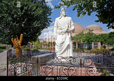 Statua bianca del poeta persiano Khaqani di fronte alla Moschea Blu nella città Tabriz, Est Azerbaigian, Iran Foto Stock