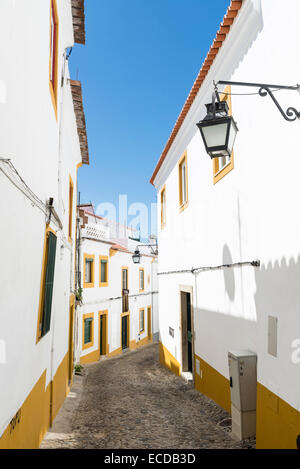 Street a Evora, Portogallo. Dal 1996, evora è dichiarata patrimonio mondiale dall' UNESCO Foto Stock