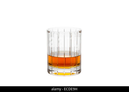 Vetro cristallo contenenti whiskey Bourbon o altro liquore di ambra. Isolato su bianco. Foto Stock