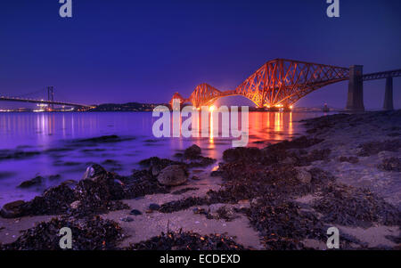 Il Ponte di Forth Rail al crepuscolo Edimburgo in Scozia Foto Stock