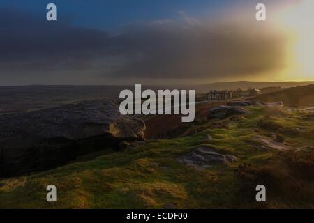 Luce del sole di mattina oltre la mucca & hotel di vitello e Yorkshire Road, Ilkley Foto Stock