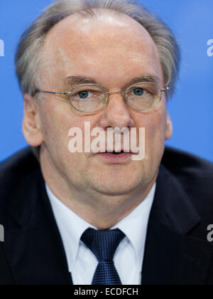 Berlino, Germania. 11 dicembre, 2014. Il cancelliere Angela Merkel dare una conferenza stampa congiunta dopo la riunione con i Primi ministri degli Stati della Repubblica federale di Germania presso la cancelleria tedesca sul dicembre 11, 2014 a Berlino, Germania. / Immagine: Reiner Haseloff, Ministropresidente dello stato federale di Sassonia Anhalt, durante la conferenza stampa presso la cancelleria tedesca. Credito: Reynaldo Chaib Paganelli/Alamy Live News Foto Stock