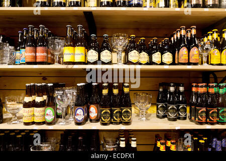 Birre belghe in vendita in un negozio di birra, Bruges, Belgio, Europa Foto Stock