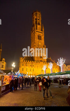 Bruges mercatino di Natale nel markt mercato ( ) square, city center, con il campanile di notte, Bruges, Belgio Europa Foto Stock