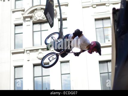 UK BMX vert round della serie 03 come parte del Gumball Rally 3000 su Regent Street dove: Londra, Regno Unito quando: 08 Giu 2014 Foto Stock