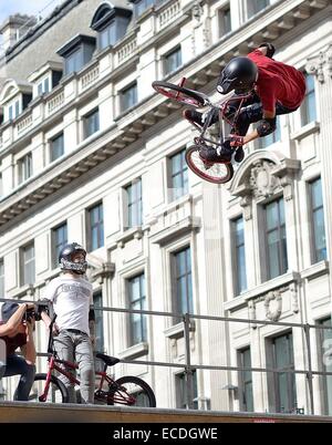 UK BMX vert round della serie 03 come parte del Gumball Rally 3000 su Regent Street dove: Londra, Regno Unito quando: 08 Giu 2014 Foto Stock