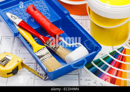 Una casa nuova pittura, scegliere i colori per le pareti Foto Stock