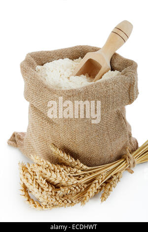 Picco di grano e farina in sacchetto di tela su sfondo bianco Foto Stock