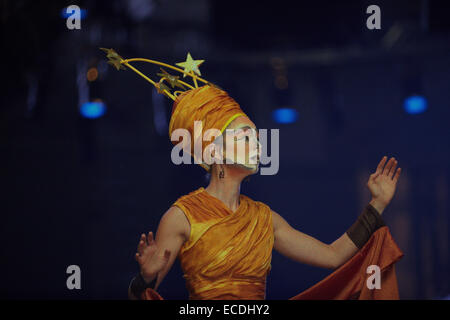 Una principessa del Cirque du Soleil durante il Festival estivo Foto Stock