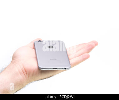 Grigio iphone 6 tenendo in mano. Foto Stock