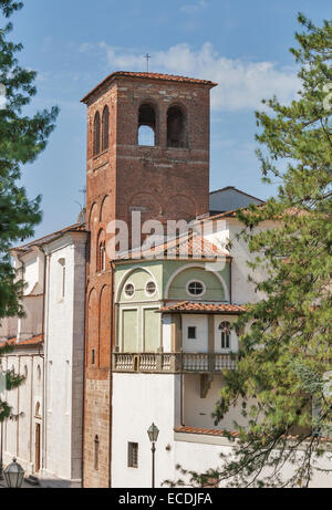 Vista sulla città italiana Lucca con torre Foto Stock