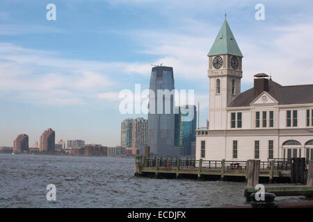 Il molo A ovest del Parco di batteria bassa Manhattan New York City e Goldman Sachs Tower Jersey City New Jersey USA Foto Stock