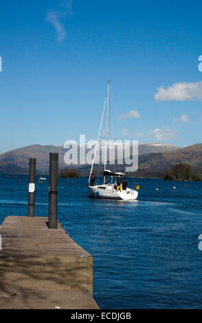 Yacht a vela al Windermere il Fairfield Horseshoe sopra Ambleside sfondo da Bowness Lake District Cumbria Inghilterra England Foto Stock