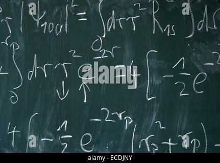 Equazioni matematiche su una lavagna Foto Stock