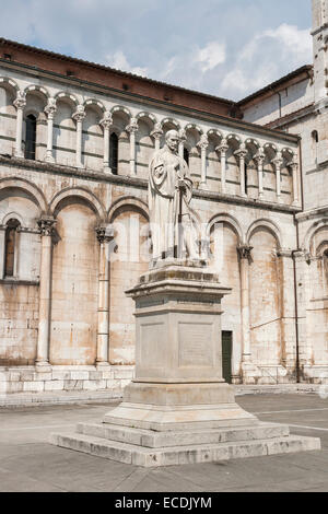 Lucca, Toscana, Italia, la statua di Francesco Burlamacchi, dietro la cattedrale di San Michele Foto Stock