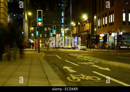 Il semaforo e pista ciclabile su Waterloo Street a Glasgow, Scozia Foto Stock