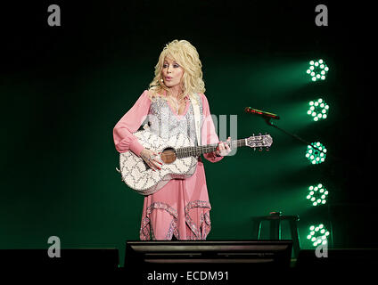 Dolly Parton esecuzione dal vivo sul palco durante la prima notte del suo tour del Regno Unito a Liverpool Echo Arena offre: Dolly Parton dove: Liverpool, Regno Unito quando: 08 Giu 2014 Foto Stock