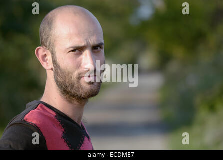 Ritratto di un giovane ragazzo barbuto barba lunga Foto Stock