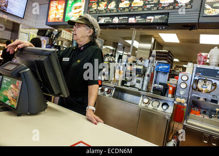 Springfield Illinois, McDonald's, fast food, ristoranti, ristoranti, caffè, banco, anziani cittadini, donne donne, dipendente Foto Stock