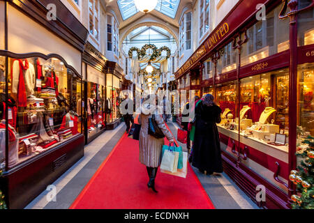 Shopping di Natale, Burlington Arcade a Londra, Inghilterra Foto Stock