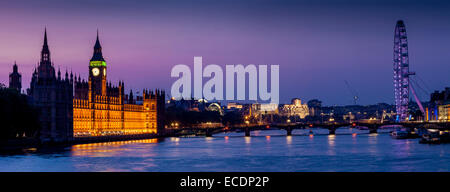 La Casa del Parlamento, il London Eye e il fiume Tamigi, Londra, Inghilterra Foto Stock