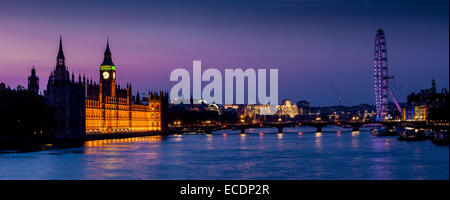 La Casa del Parlamento, il London Eye e il fiume Tamigi, Londra, Inghilterra Foto Stock