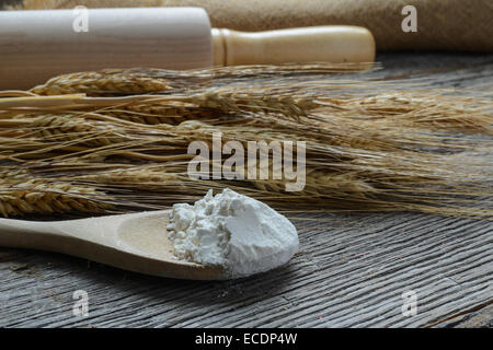 Perno di rotolamento con frumento e il cucchiaio di farina e pane Foto Stock