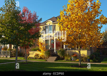 Casa di famiglia e i colori autunnali in Wilsonville Oregon. Foto Stock