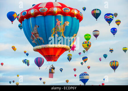 Palloncini volare oltre Albuquerque durante il Balloon Fiesta Foto Stock