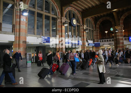 All'interno di amsterdam Stazione Centrale persone bagagli Foto Stock