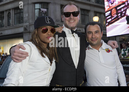 Il 2014 Gumball 3000 arriva su London Regent Street. Migliaia di persone si sono riunite in un ambiente molto caldo domenica pomeriggio di intravedere delle automobili esotiche come hanno fatto il loro modo in basso di una delle città principali arterie. I driver in appoggio a Londra Foto Stock