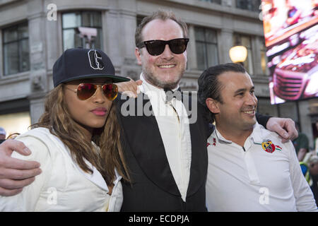 Il 2014 Gumball 3000 arriva su London Regent Street. Migliaia di persone si sono riunite in un ambiente molto caldo domenica pomeriggio di intravedere delle automobili esotiche come hanno fatto il loro modo in basso di una delle città principali arterie. I driver in appoggio a Londra Foto Stock