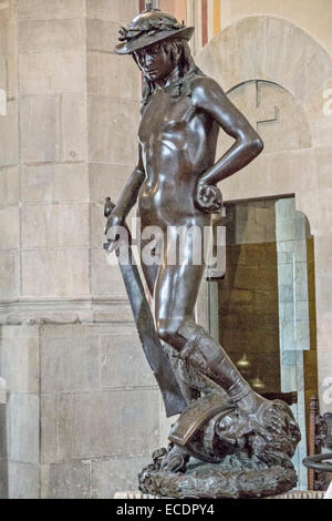 Xv secolo il bronzo del David di Donatello, un agile aggraziato gioventù indossando un cappello coronato con corona di alloro Museo Nazionale del Bargello Firenze Foto Stock