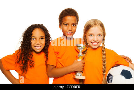 Felice diversi ragazzi vincitori dei giochi di calcio Foto Stock