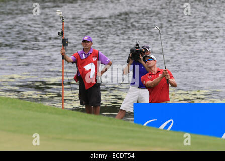 Royal Pines, Queensland. Undicesimo Dec, 2014. Australia. ADAM SCOTT (AUSTRALIA) svolge dal pericolo presso l'Australian campionato di PGA essendo giocato al Royal Pines Resort su Queenslands Gold Coast. Credito: Azione Sport Plus/Alamy Live News Foto Stock